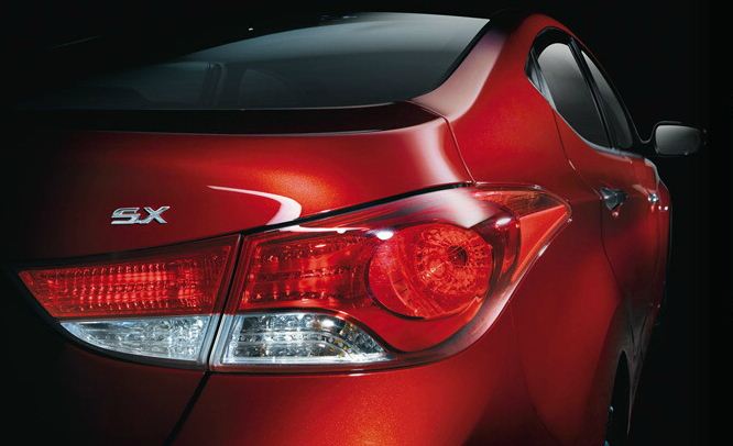 Hyundai Elantra review, details, photos, price in india