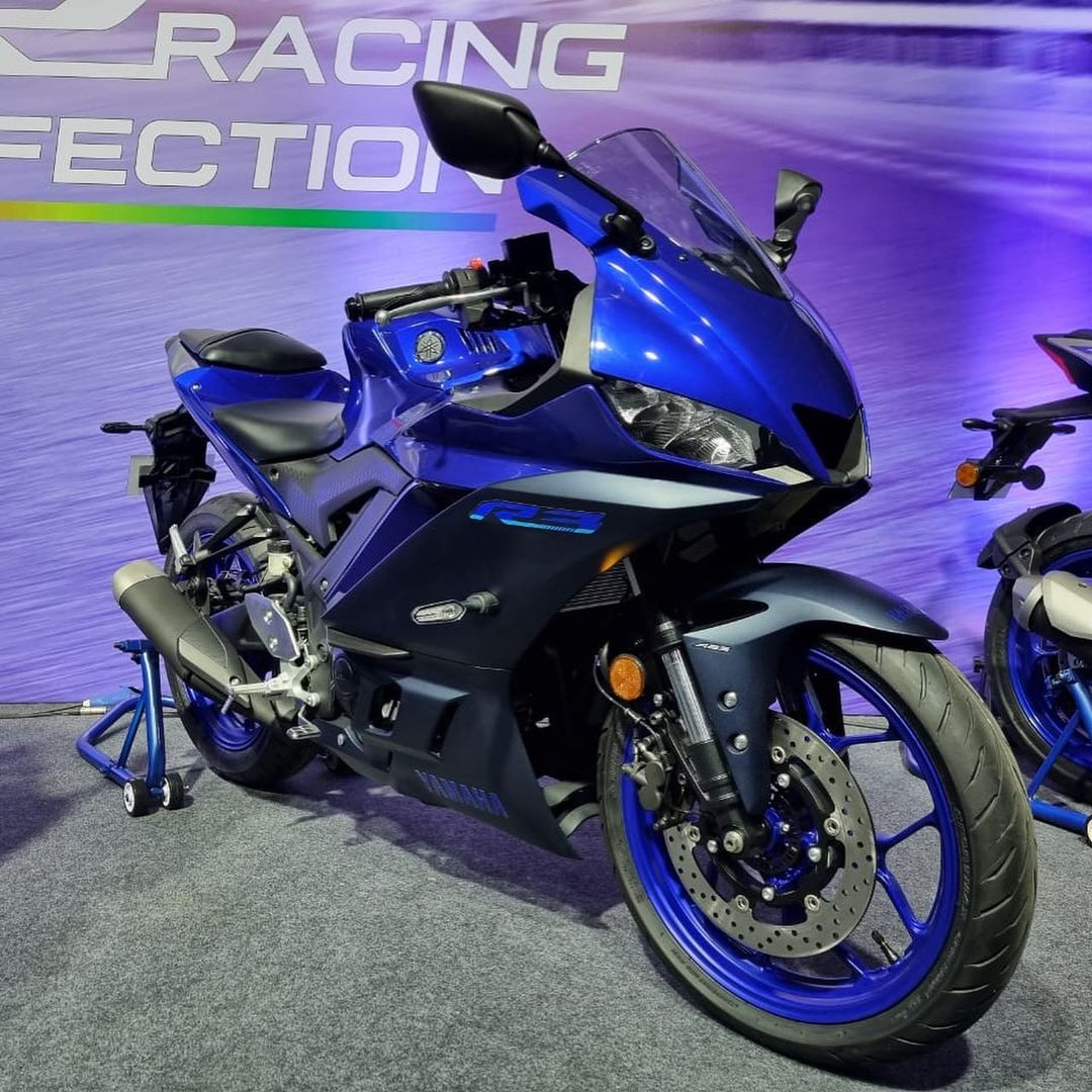 New Yamaha R Mt R Mt And White R V Showcased In India