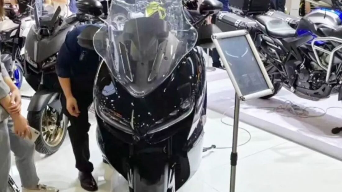 500cc Zontes Scooter Makes Official Debut - Top Speed is 160 kmph! - snapshot