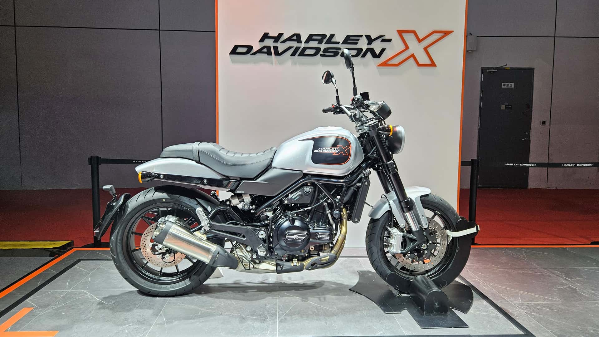 Live Photos of New Harley-Davidson X500 Cruiser Motorcycle - close-up