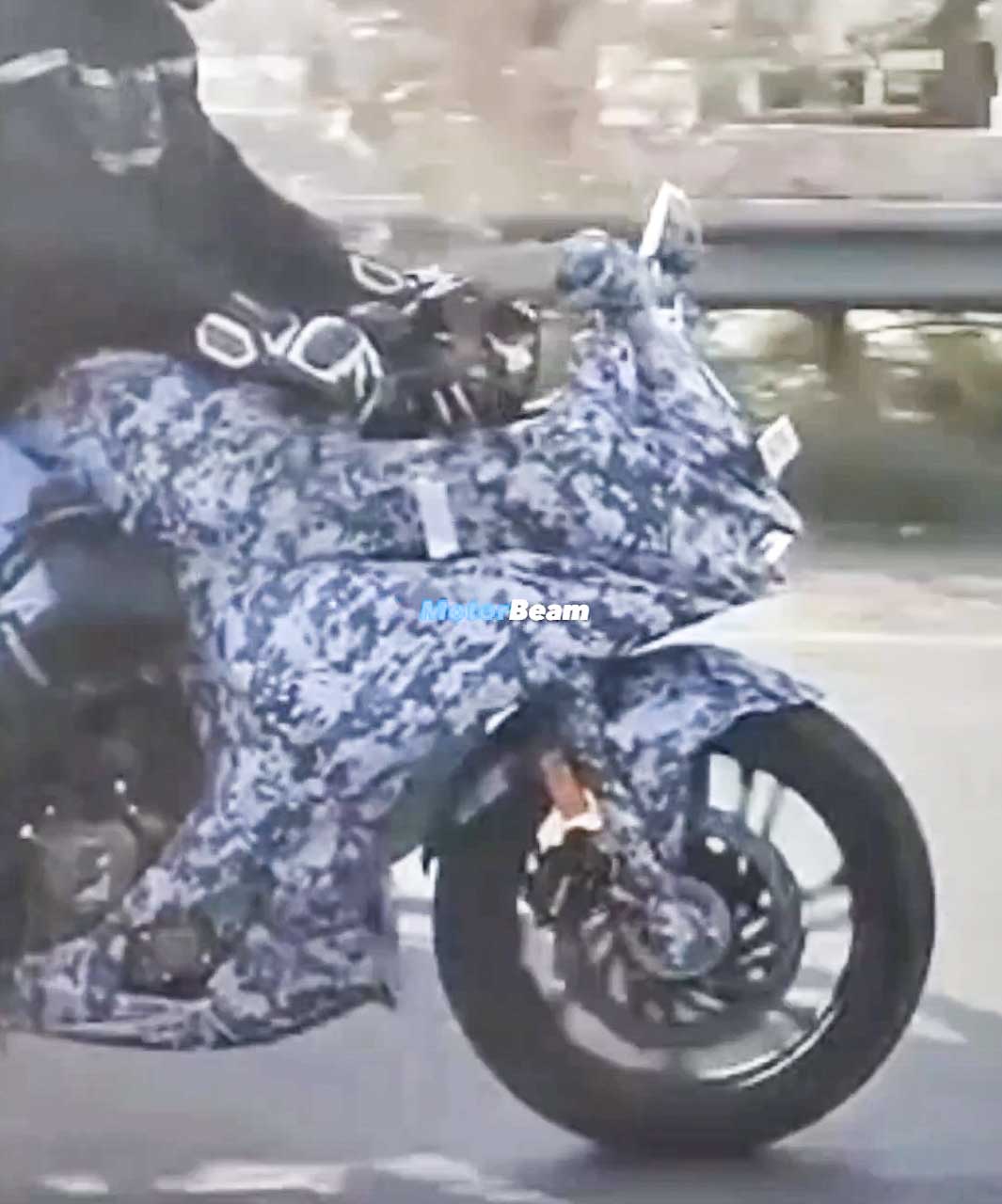 Hero Karizma Spy Photo 1 - 2024 Hero Karizma Sports Bike Spotted Testing For The First Time Hero Karizma Spy Photo 1