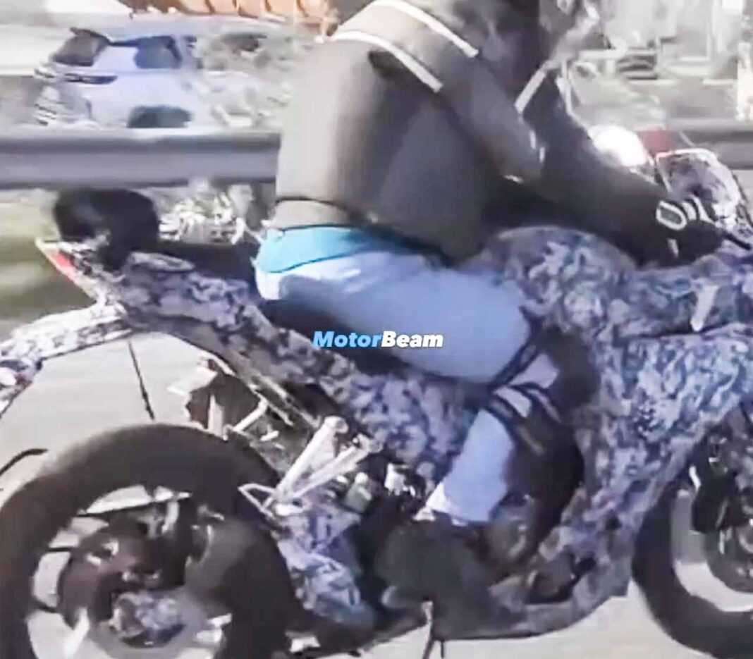 Hero Karizma Spy Photo 3 - 2024 Hero Karizma Sports Bike Spotted Testing For The First Time Hero Karizma Spy Photo 3