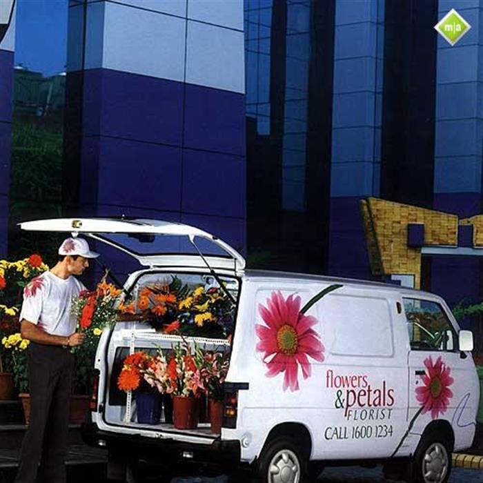 maruti omni boot space