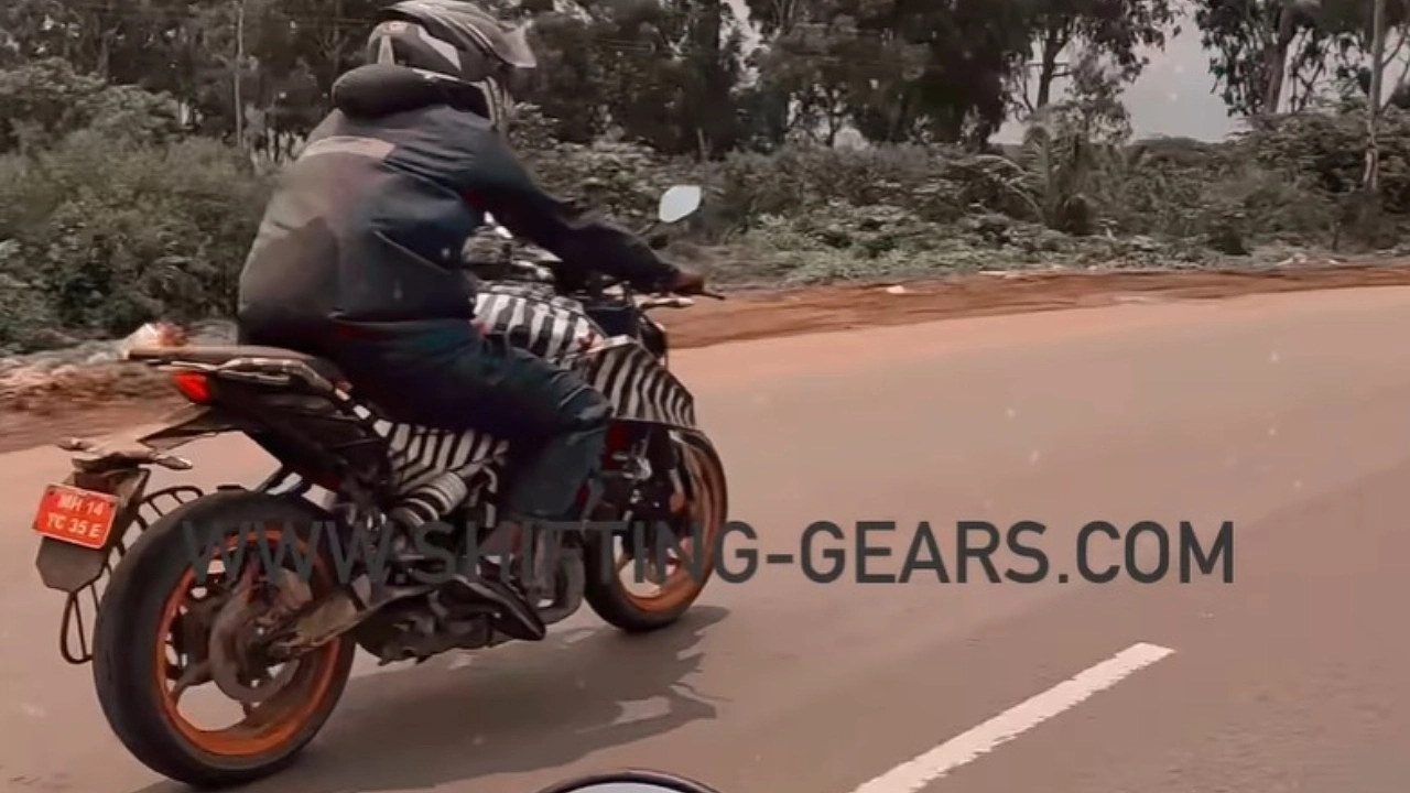 2024 KTM Duke 390 Spotted Again - On-Road Live Images  - background