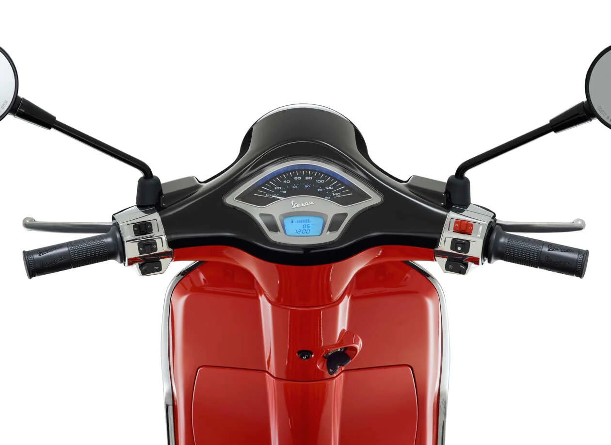 Vespa Mickey Mouse Edition Makes Official Debut - Looks Eye-Catching! - closeup