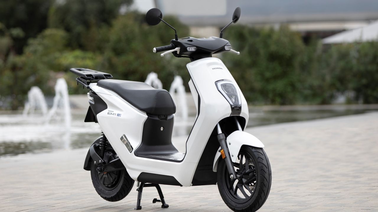 Honda EM1 Electric Scooter Makes Official Debut - Price Revealed - background