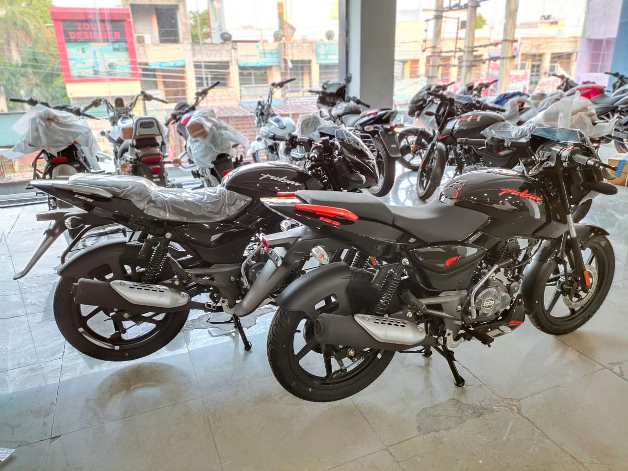 bajaj pulsar 180 seat price