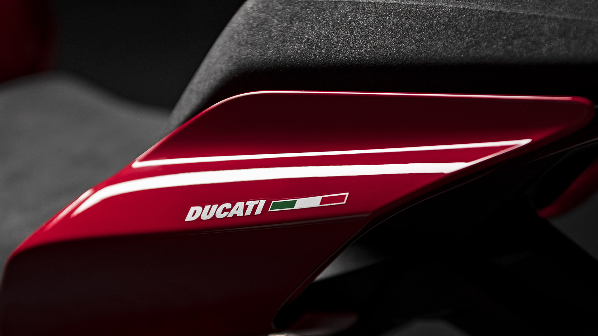 Ducati Panigale V2 - Showing Panigale-V2-Red-MY20-07-gallery-1920x1080.jpg