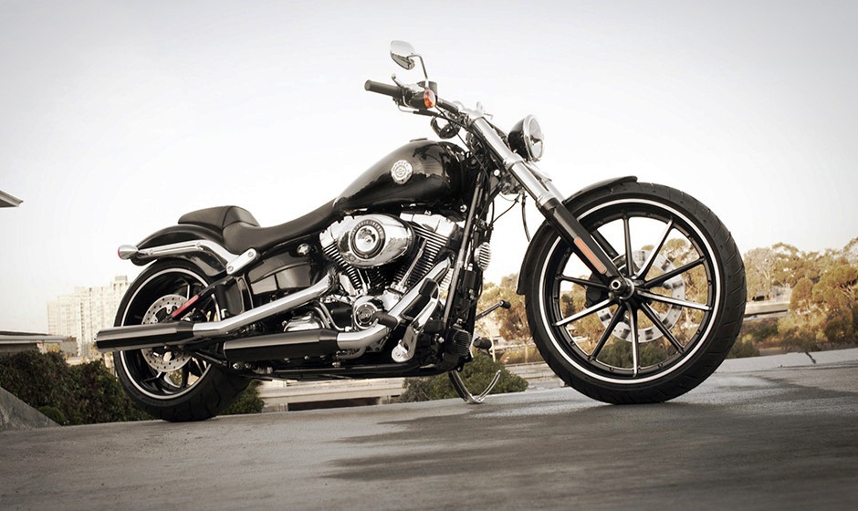 Harley Davidson Softail Breakout 3-Quarter Front 'Black'