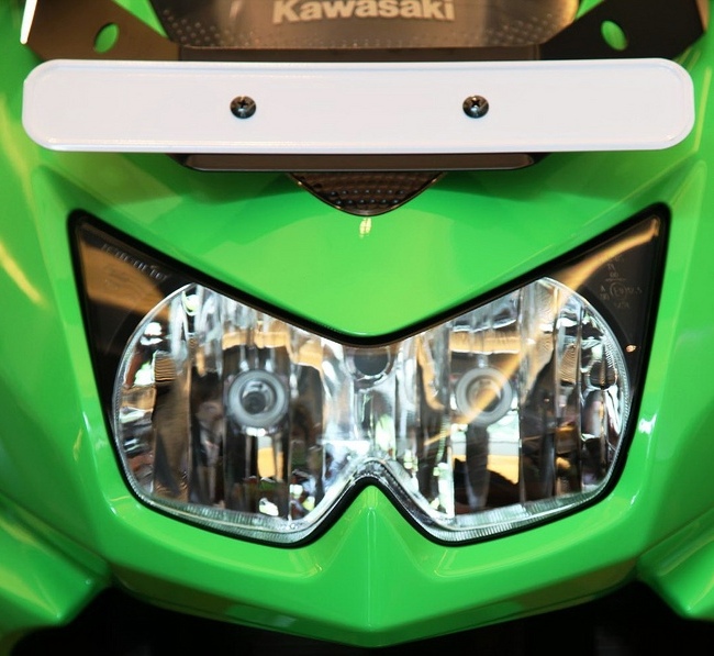 Kawasaki Ninja 250R Showing kawasaki_ninja_250r_geen_headlight.jpg