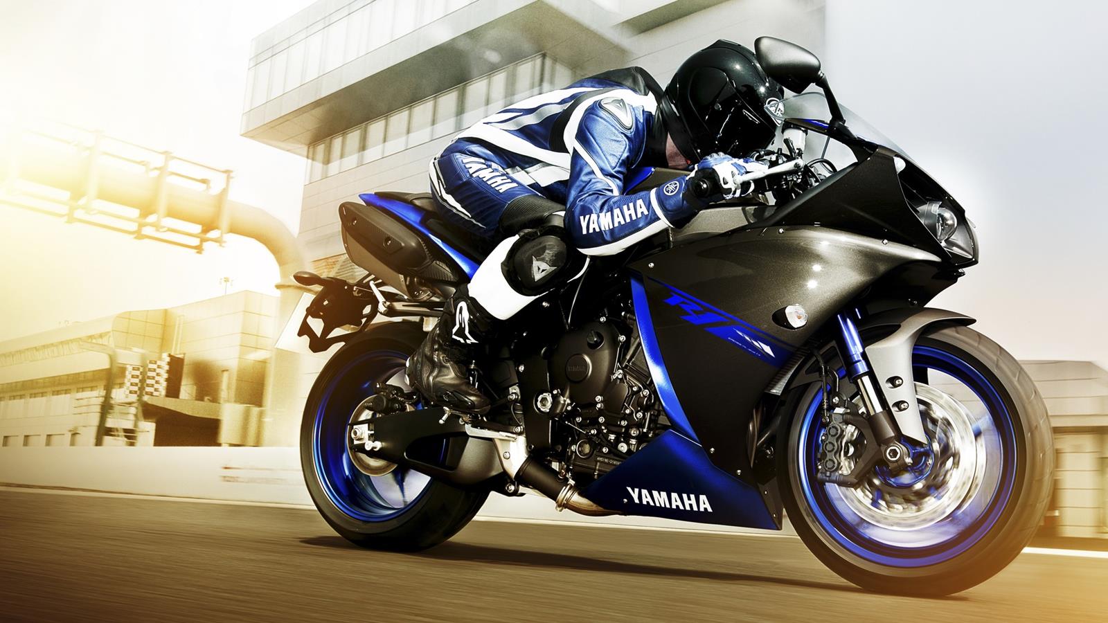 2014 Yamaha YZF-R1 in Motion
