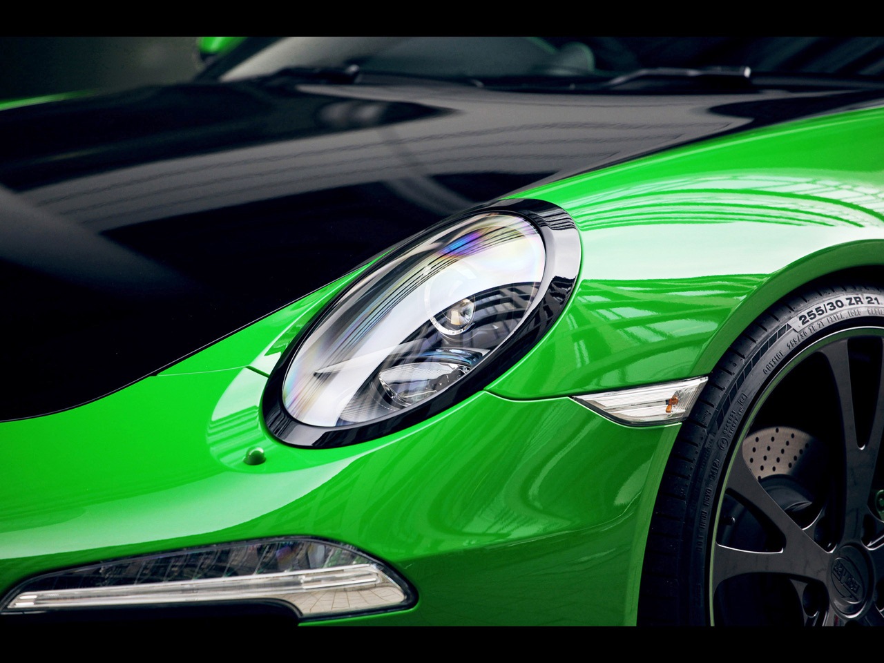 спортивный автомобиль зеленый porsche 911 carrera 4s загрузить