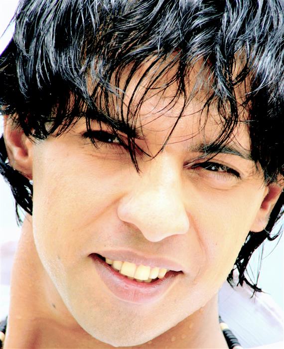 https://ic.maxabout.us/misc/aryan-khan/Aryan_Khan_090913_3.jpg/thumb/700